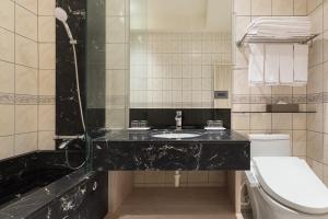 Ένα μπάνιο στο Gamalan Breeze Hotel