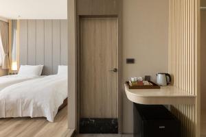 Ένα ή περισσότερα κρεβάτια σε δωμάτιο στο Gamalan Breeze Hotel