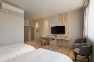 Μια τηλεόραση ή/και κέντρο ψυχαγωγίας στο Gamalan Breeze Hotel