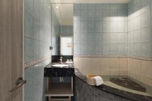 Ένα μπάνιο στο Gamalan Breeze Hotel
