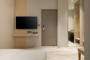 Μια τηλεόραση ή/και κέντρο ψυχαγωγίας στο Gamalan Breeze Hotel
