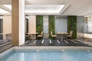 Πισίνα στο ή κοντά στο Gamalan Breeze Hotel