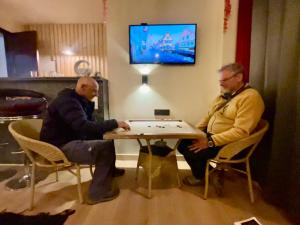 Televízia a/alebo spoločenská miestnosť v ubytovaní Yarrows, Narkanda, A boutique stay