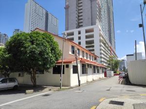 ジョージタウンにあるJomStay At Georgetownの高層建築物の通り側の建物