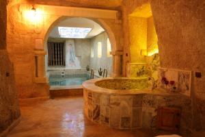 un ampio bagno con una grande vasca in un edificio di The Calypso Cave a Ürgüp