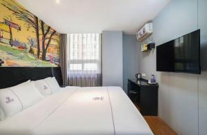 Letto o letti in una camera di Yihai Cultural Hotel Coffee, fruits, snacks, a gym and a laundry room are provided for free in the lobby