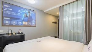 Letto o letti in una camera di Yihai Cultural Hotel Coffee, fruits, snacks, a gym and a laundry room are provided for free in the lobby