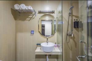 Bagno di Yihai Cultural Hotel Coffee, fruits, snacks, a gym and a laundry room are provided for free in the lobby