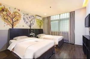 Letto o letti in una camera di Yihai Cultural Hotel Coffee, fruits, snacks, a gym and a laundry room are provided for free in the lobby