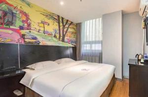 Letto o letti in una camera di Yihai Cultural Hotel Coffee, fruits, snacks, a gym and a laundry room are provided for free in the lobby