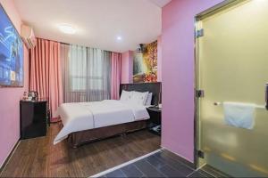 Letto o letti in una camera di Yihai Cultural Hotel Coffee, fruits, snacks, a gym and a laundry room are provided for free in the lobby