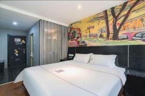 Letto o letti in una camera di Yihai Cultural Hotel Coffee, fruits, snacks, a gym and a laundry room are provided for free in the lobby