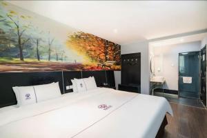 Letto o letti in una camera di Yihai Cultural Hotel Coffee, fruits, snacks, a gym and a laundry room are provided for free in the lobby