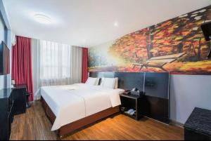Letto o letti in una camera di Yihai Cultural Hotel Coffee, fruits, snacks, a gym and a laundry room are provided for free in the lobby