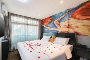 Letto o letti in una camera di Yihai Cultural Hotel Coffee, fruits, snacks, a gym and a laundry room are provided for free in the lobby