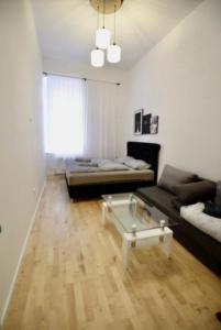 Budget & Friendly 3BR Shared Apt for 9, Near Augarten客房内的一张或多张床位