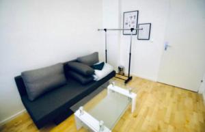 Budget & Friendly 3BR Shared Apt for 9, Near Augarten的休息区