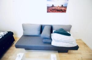 Budget & Friendly 3BR Shared Apt for 9, Near Augarten的休息区
