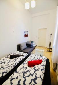 Budget & Friendly 3BR Shared Apt for 9, Near Augarten客房内的一张或多张床位