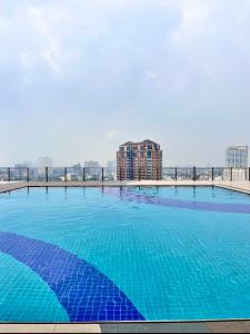 een grote plas blauw water met gebouwen op de achtergrond bij City View Suite in Manilla