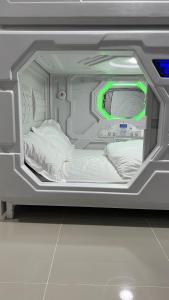 Postel nebo postele na pokoji v ubytování Kiwi Capsule Hotel