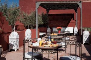 un tavolo con cibo su un patio di Riad Les Jardins d'Henia a Marrakech