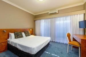 Postel nebo postele na pokoji v ubytování Quality Inn Penrith Sydney