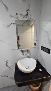 A bathroom at Dashrath Inn near Ramjanmbhoomi