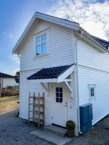 un edificio blanco con una puerta y una ventana en Sentralt og nyoppusset, en Skien