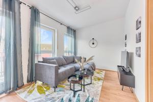 Traumferienwohnung Domblick 2 I Altstadtnähe I Zentrale Lage I Balkon mit Domblick I Stilvoll في ليمبورغ ان دير لان: غرفة معيشة مع أريكة وطاولة