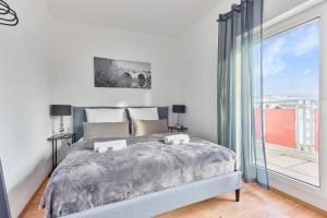 a bedroom with a large bed and a large window at Traumferienwohnung Domblick 2 I Altstadtnähe I Zentrale Lage I Balkon mit Domblick I Stilvoll in Limburg an der Lahn
