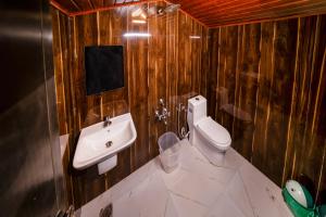 une salle de bains avec toilettes et lavabo dans l'établissement Snow Smile Camps Munnar, à Munnar