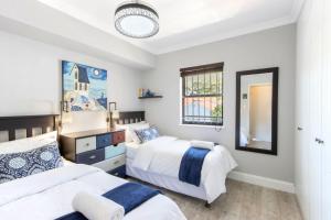 Katil atau katil-katil dalam bilik di Apartment18Lifestyle Gordons Bay Beachfront +8 gambar