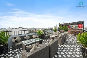 ハノイにあるSolare De Monte Hotel & Spaの屋上パティオ(ソファ、暖炉付)