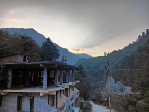 BanjārにあるTirthan Gateway Homestayの山の見える建物