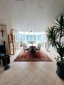 a dining room with a table and chairs on a rug at Ferienwohnungen Beckingen-Haustadt, Ideal für Familien, Urlauber und Geschäftsreisende in Beckingen