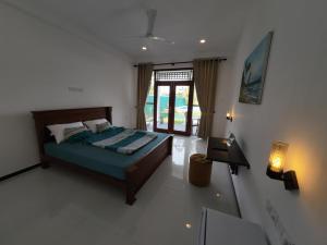 a large bedroom with a bed and a window at Villa Erika in Induruwa