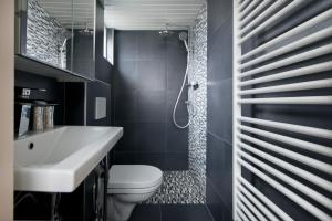 Koupelna v ubytování Hotel Domburg4you + 37 fotografií