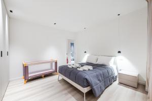 une chambre blanche avec un lit et une commode dans l'établissement Arnaldo Apt Luxury e Design in Duomo, à Brescia
