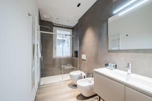 une salle de bains avec lavabo, toilettes et douche dans l'établissement Arnaldo Apt Luxury e Design in Duomo, à Brescia