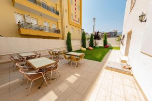 een terras met tafels en stoelen op een gebouw bij Şirin Apartrooms in Pamukkale