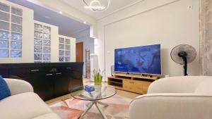 TV a/nebo společenská místnost v ubytování LiI的公寓离海1分钟 Ps5 macPC sony电视 舒适大床记忆床垫 游戏影视休闲公寓 酒店用品