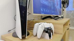 TV a/nebo společenská místnost v ubytování LiI的公寓离海1分钟 Ps5 macPC sony电视 舒适大床记忆床垫 游戏影视休闲公寓 酒店用品