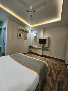 A bed or beds in a room at Dashrath Inn near Ramjanmbhoomi