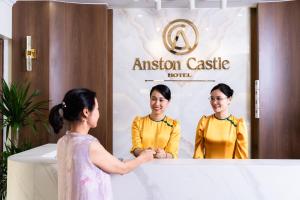Μέλη του προσωπικού του Anston Castle Hotel Phu Quoc Sunset Town