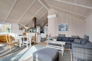 Posezení v ubytování Newer Holiday Home In Green Surroundings + 19 fotografií