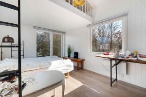 TV a/nebo společenská místnost v ubytování Bright Holiday Home Close To The Sea + 19 fotografií