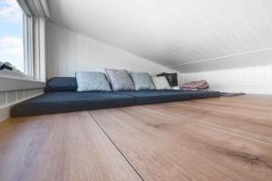 Ruang duduk di Bright Holiday Home Close To The Sea