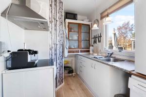Dapur atau dapur kecil di Bright Holiday Home Close To The Sea