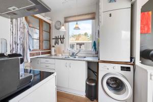 Dapur atau dapur kecil di Bright Holiday Home Close To The Sea